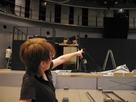 舞台の設営中です…トンテンカンっ!!